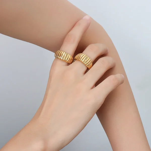 Hot Selling Luxury Woman Stainless Steel Gold Plated Classical Simple Vintage Ring Design