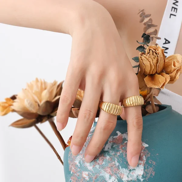 Hot Selling Luxury Woman Stainless Steel Gold Plated Classical Simple Vintage Ring Design - Image 4